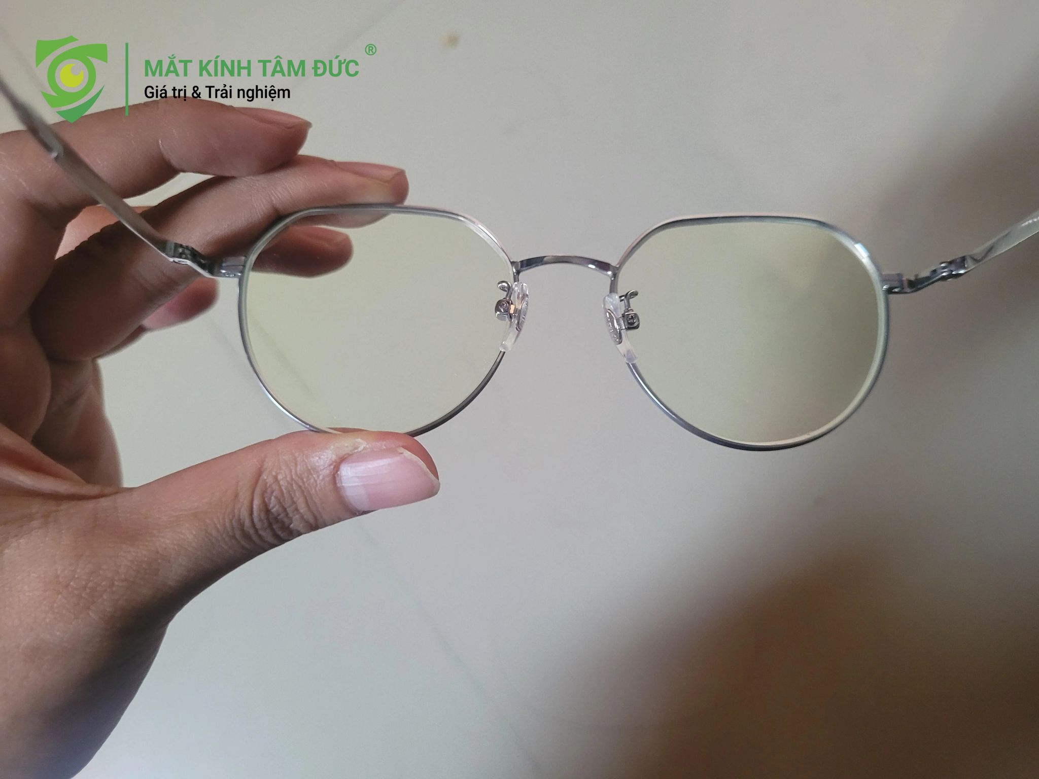 mắt kính bị ố vàng