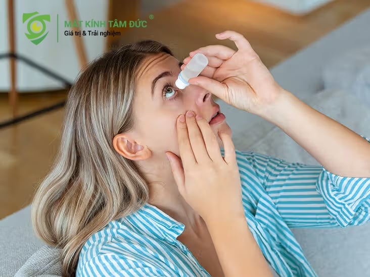Mắt cận thường dễ bị khô hơn bình thường nên sử dụng thuốc nhỏ mắt