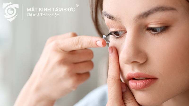 Người trẻ tự tin khi sử dụng kính áp tròng cận