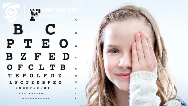 Bé gái kiểm tra thị lực trước khi tư vấn kính Ortho-K cho trẻ em