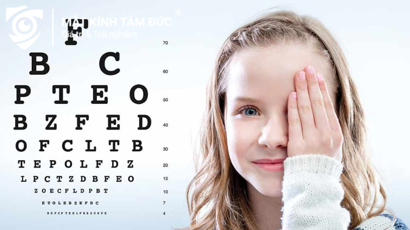 Bé gái kiểm tra thị lực trước khi tư vấn kính Ortho-K cho trẻ em