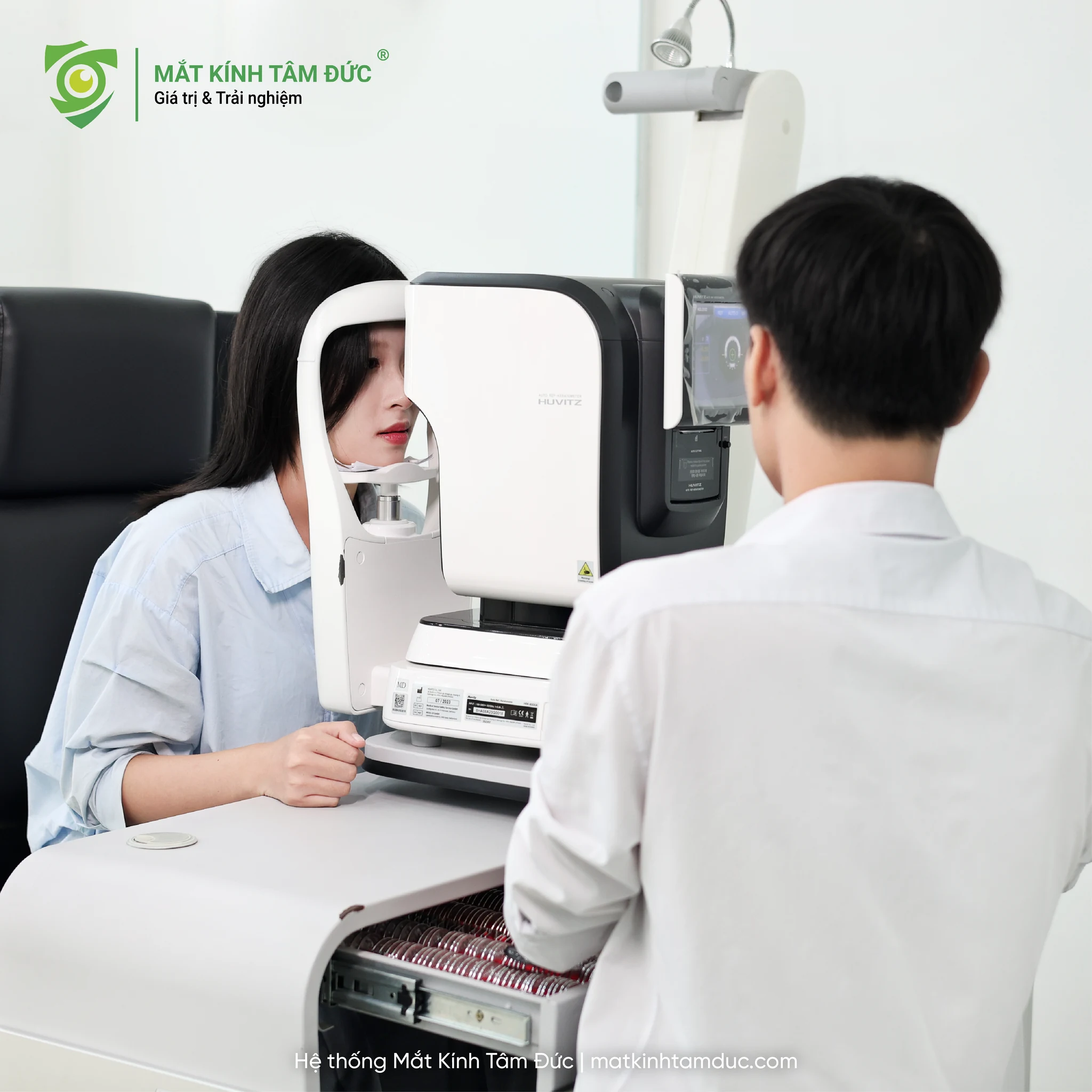 Khách hàng đo khúc xạ tự động tại Mắt Kính Tâm Đức