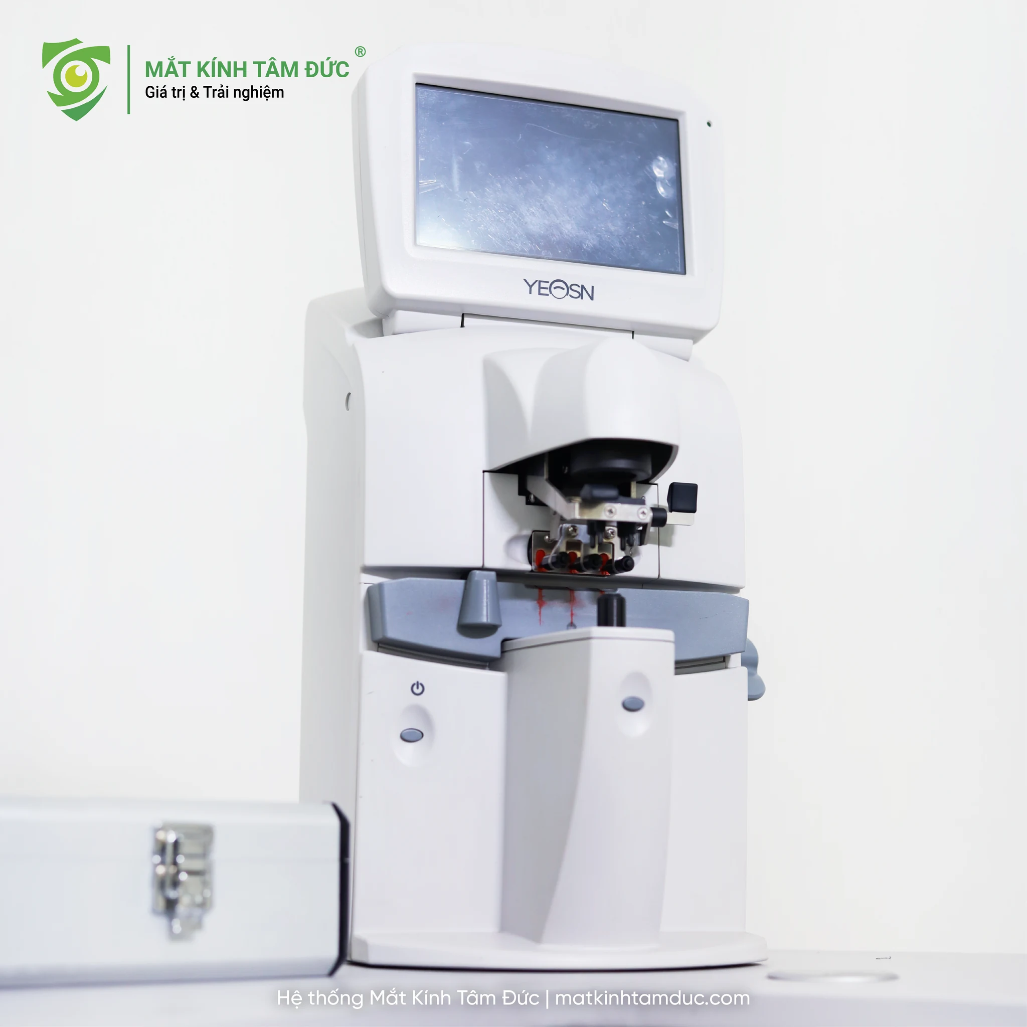Thiết bị đo thông số tròng kính và định tâm chính xác