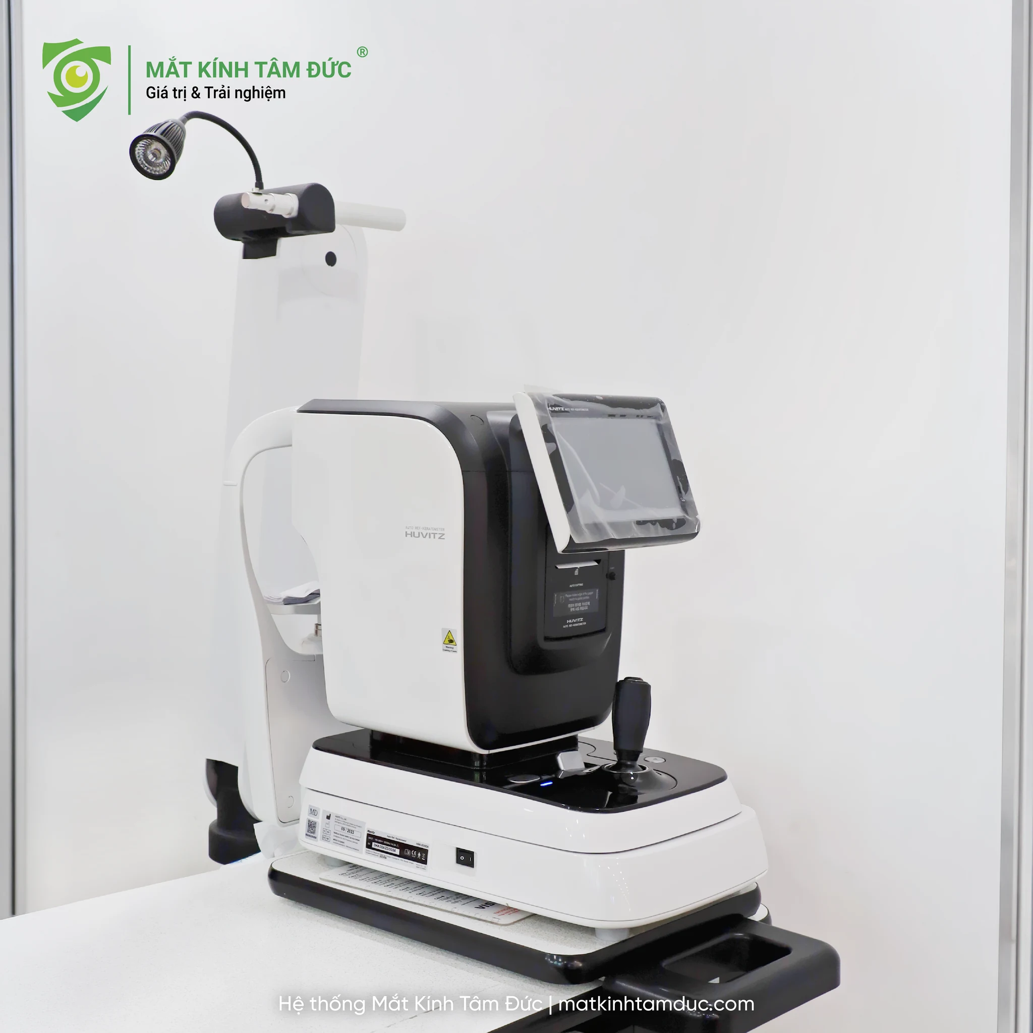 Máy đo thị lực Huvitz góc nghiêng tại phòng đo Mắt Kính Tâm Đức