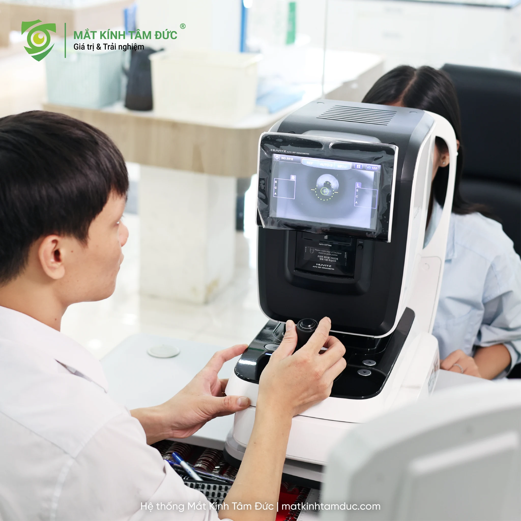 Quy trình đo thị lực và đo khúc xạ 12 bước chuẩn quốc tế tại Mắt Kính Tâm Đức