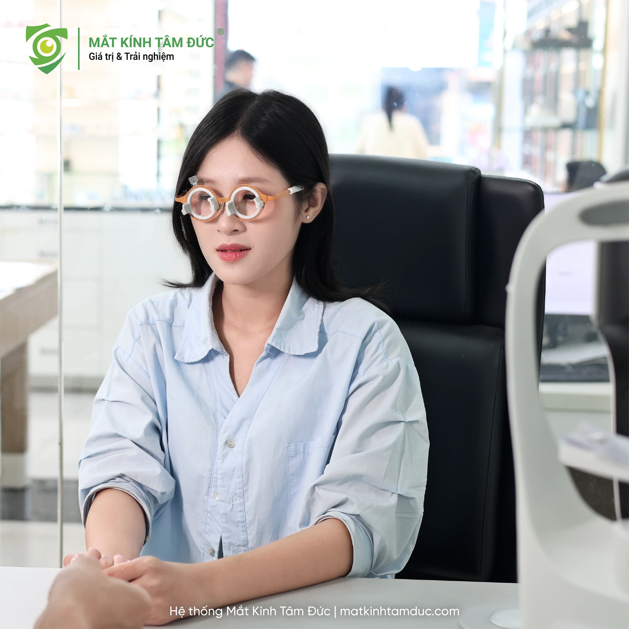 Khách hàng đeo gọng thử kiểm tra thị lực nhìn xa và nhìn gần thực tế