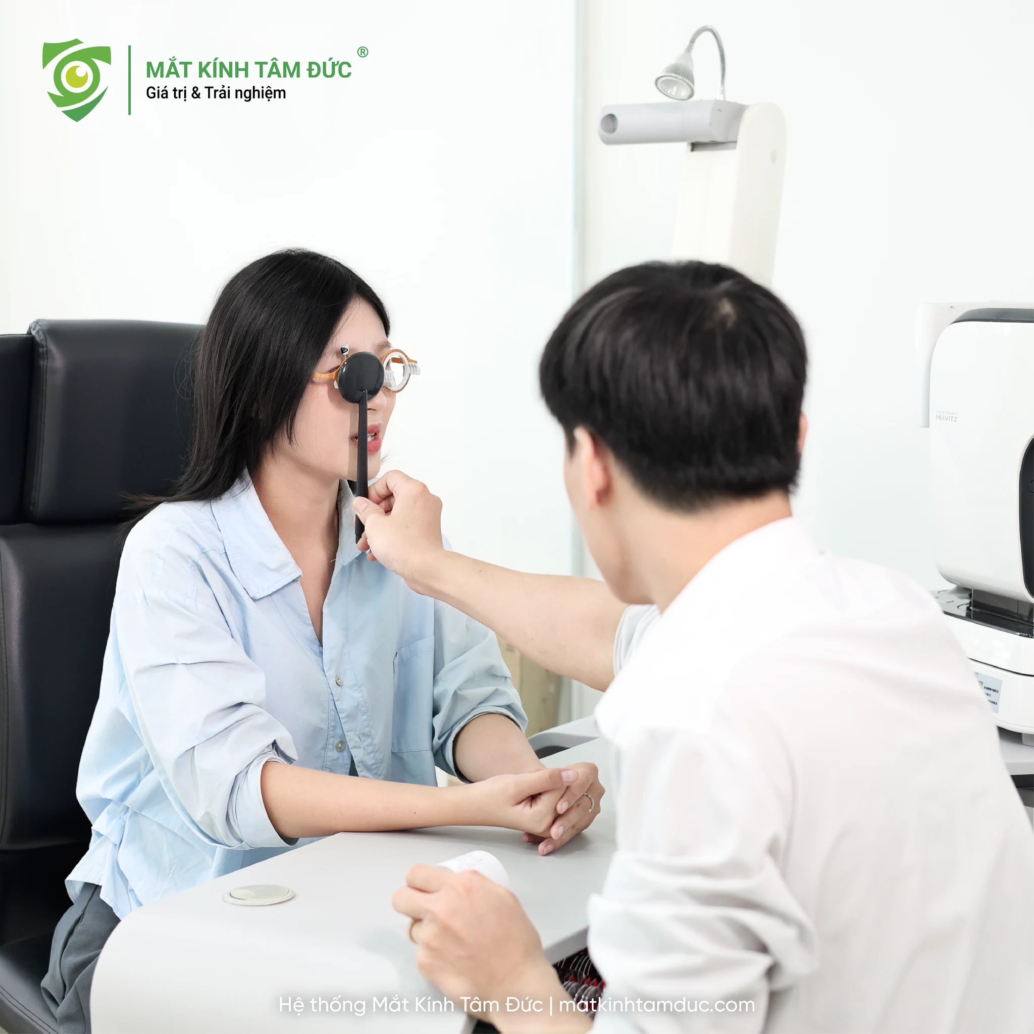 Kỹ thuật viên tinh chỉnh độ cầu và độ loạn dựa trên phản hồi của khách hàng